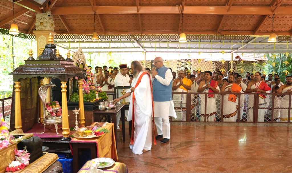 उपराष्ट्रपति श्री सी. पी. राधाकृष्णन ने 29.05.2026 को बेंगलुरु स्थित 'आर्ट ऑफ लिविंग आश्रम' के गणपति मंदिर में पूजा-अर्चना की।
