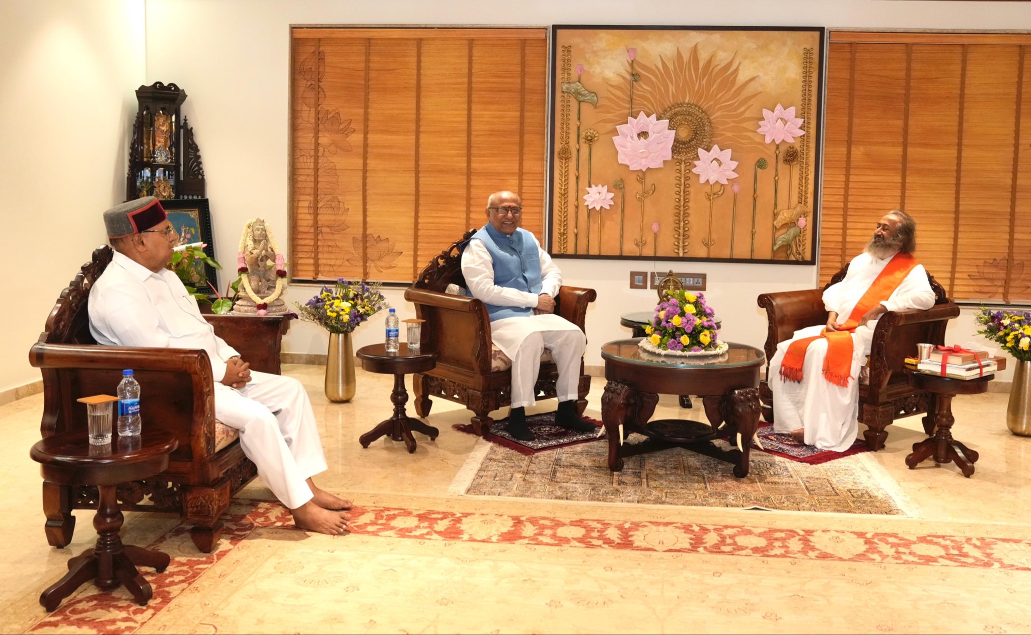 उपराष्ट्रपति श्री सी. पी. राधाकृष्णन ने 29.05.2026 को बेंगलुरु में 'आर्ट ऑफ लिविंग' की 45वीं वर्षगांठ के अवसर पर आयोजित समारोह के दौरान गुरुदेव श्री श्री रविशंकर जी से मुलाकात की।