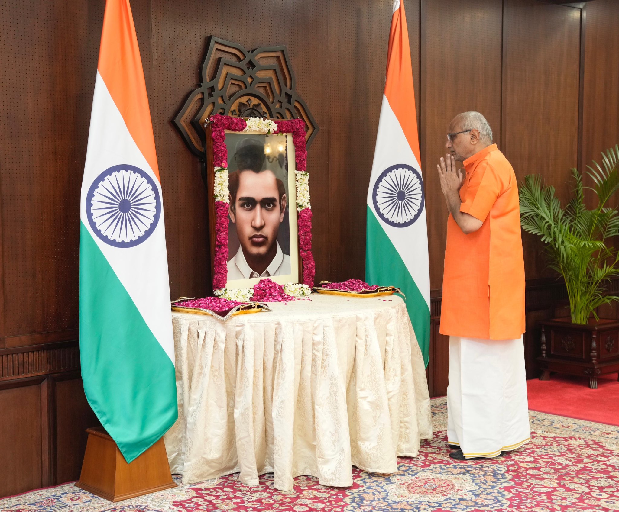 Vice President Shri C. P. Radhakrishnan paid floral tributes to Freedom Fighter Vanchinathan on his death anniversary at Uprashtrapati Bhavan on 17.06.2026 