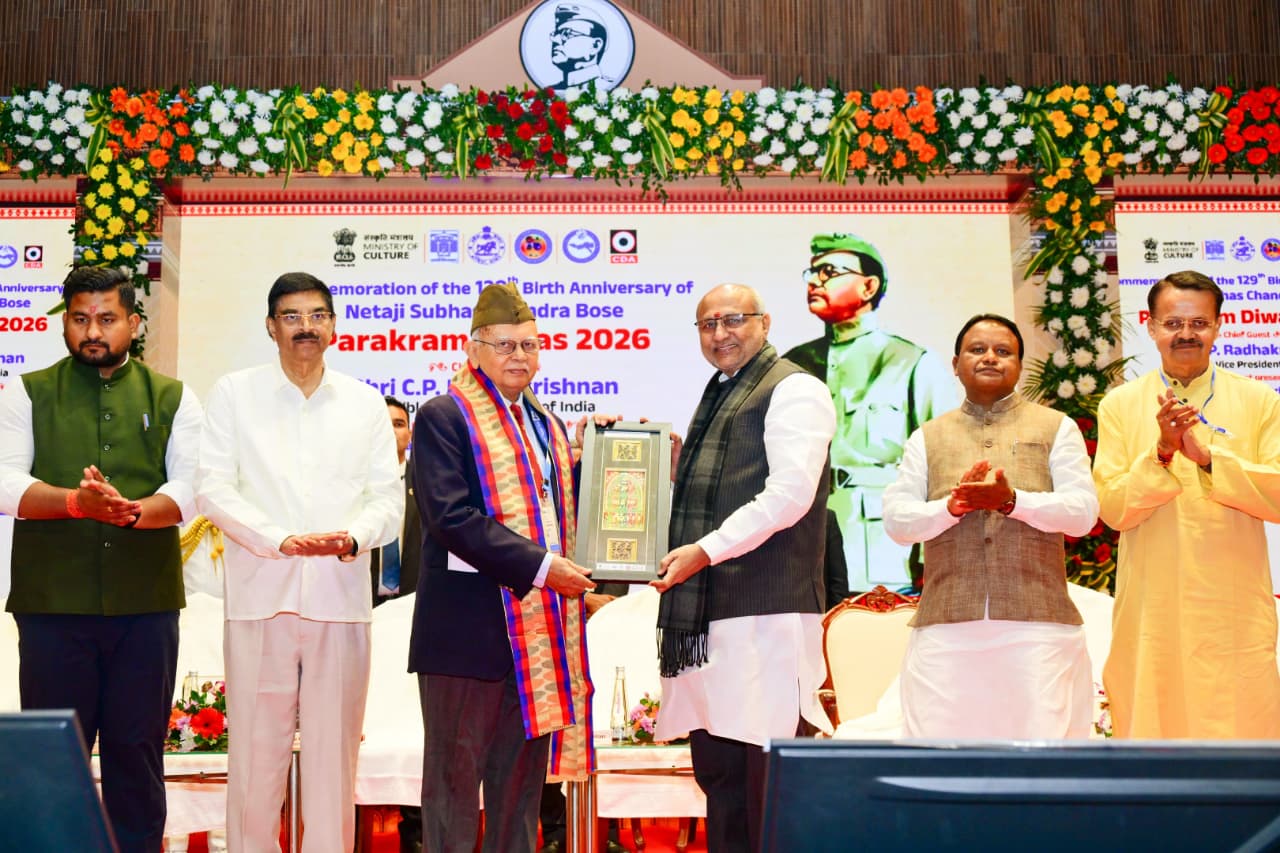 Vice-President of India Shri C. P. Radhakrishnan felicitated Freedom Fighter Shri Mayadhar Mallick and Wing Commander B. S. Singh Deo (Retired), and honoured family members of INA veterans at the Parakram Diwas celebrations in Cuttack on 23.01.2026.
