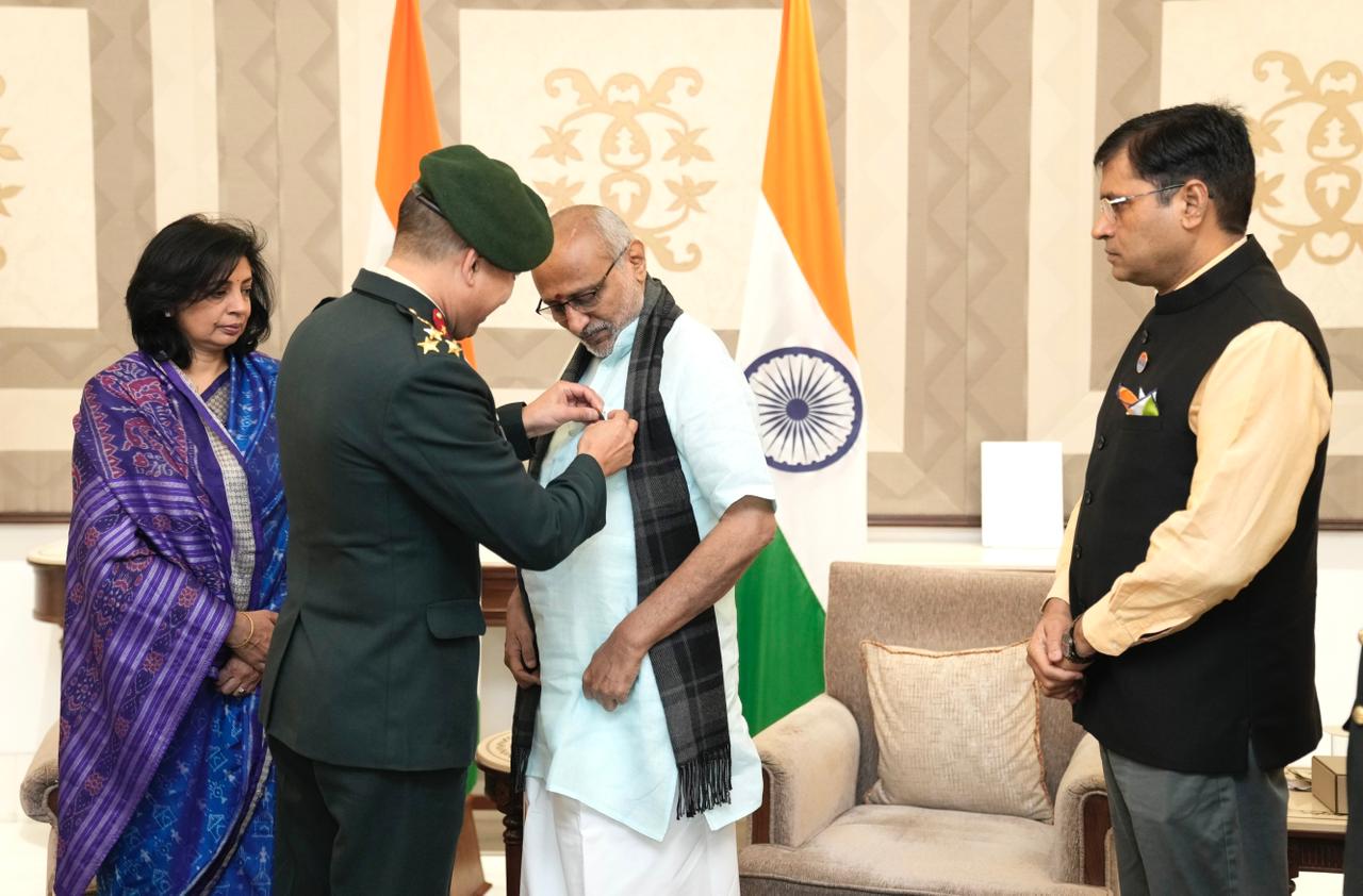 On the occasion of Armed Forces Flag Day, a delegation from the Ministry of Defence, led by Ms. Sukriti Likhi, Secretary, Department of Ex-Servicemen Welfare, pinned the Armed Forces Flag Day lapel pin on Hon’ble Vice-President Shri C. P. Radhakrishnan at the Vice-President Enclave on 07.12.2025.