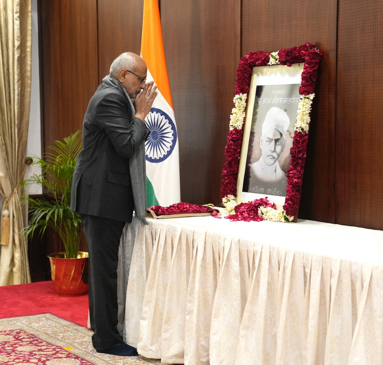 Vice President Shri C. P. Radhakrishnan paid floral tributes to Mahamana Pandit Madan Mohan Malaviya Ji on his birth anniversary at Vice President's enclave on 25.12.2025