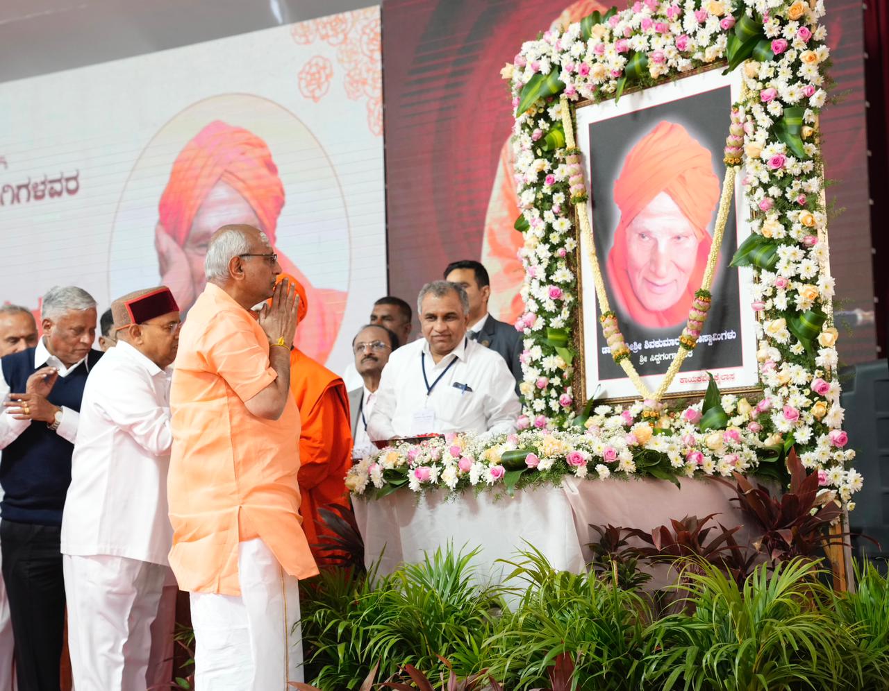 Vice-President Shri C. P. Radhakrishnan attended the 7th commemoration day of Dr. Sree Sree Shivakumara Mahaswamigalu at Sree Siddaganga Math, Tumakuru, Karnataka on 21.01.2026 and paid rich tributes to the revered saint, remembering him as a beacon of compassion and selfless service.