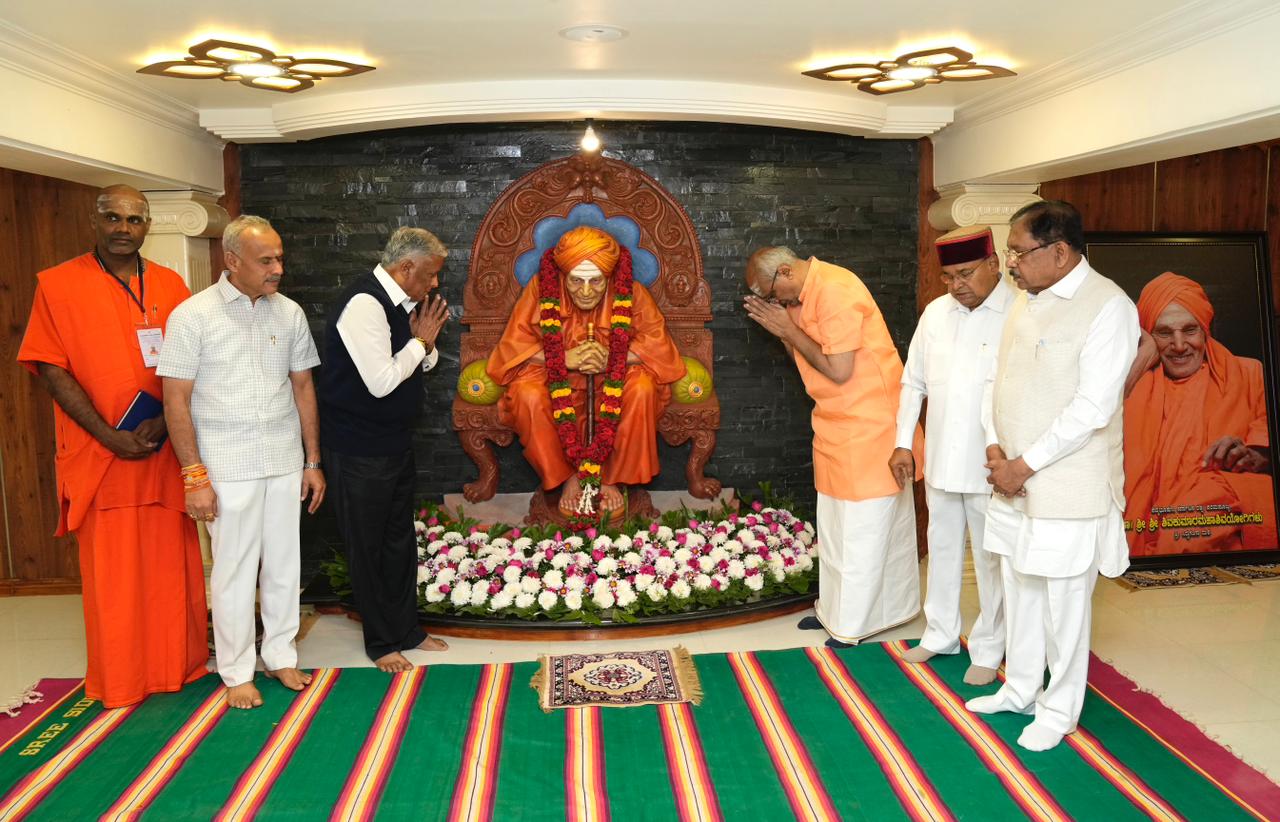 Vice-President Shri C. P. Radhakrishnan offered prayers at the sacred Gaddige (shrine) of Dr. Sree Sree Shivakumara Mahaswamigalu at Sree Siddaganga Math, Tumakuru, on his 7th commemoration day on 21.01.2026. He also interacted with the young students of the Math.