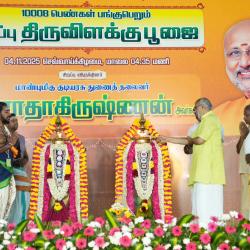 The Vice-President, Shri C. P. Radhakrishnan offered prayers at Arulmigu Ellai Karupparayan Temple, Onnipalayam, Coimbatore and participated in the special Thiru Vilakku Pooja, in which 10,008 women took part to invoke divine blessings for peace and prosperity of all, in Tamil Nadu on November 04, 2025.