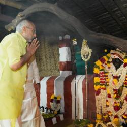The Vice-President, Shri C. P. Radhakrishnan offered prayers at Arulmigu Ellai Karupparayan Temple, Onnipalayam, Coimbatore and participated in the special Thiru Vilakku Pooja, in which 10,008 women took part to invoke divine blessings for peace and prosperity of all, in Tamil Nadu on November 04, 2025.
